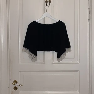 Magtröja med spets - Köpte denna tröja utomlands för många år sedan men har aldrig använt den. Det är en magtröja med luftiga armar och spets på ändarna. Väldigt fin men säljer då jag aldrig använder den 🫶🏼🤍🤍