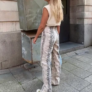 Jeans/byxor - Säljer dessa snygga jeans. Skitcoola och bekväma! Bara använda 2 gånger, alltså är dem i totalt nyskick! Säljer på grund av att dem inte kommer till användning!