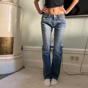 lågmidjade levis jeans!  - Så sjukt snygga levis jeans som tyvärr inte kommer till användning! midjan är 78 cm och innerbenelängden 85 och längden är ner på fötterna på mig som är 172 ❤️