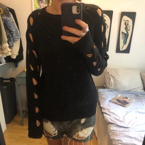 Svart tröja med cutouts!  - Dösnyggaste svarta tröjan med cutouts perfekt nu till hösten! ❣️