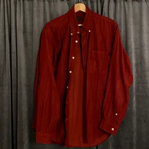 Vintage Marlboro Courduroy Buttondown - Vinröd & i manchester. Svinbra kvalite och 10/10 skick. Köpt på Pop i gbg. True to size