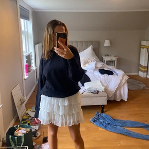 Vera Moda volangkjol  - Säljer nu min super fina Vera Moda! Den är i storlek S, men passar även XS/M i och med att den ör väldigt stretchig i midjan. Den är väl använd men ser nästan helt ny ut😊 säljer då den inte kommer till användning 