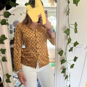 Skjorta - Säljer denna jätte fina och unika sammets skjorta som jag köpte från Humana! Aldrig använd och i jätte fin sick.❤️ Pris kan diskuteras 