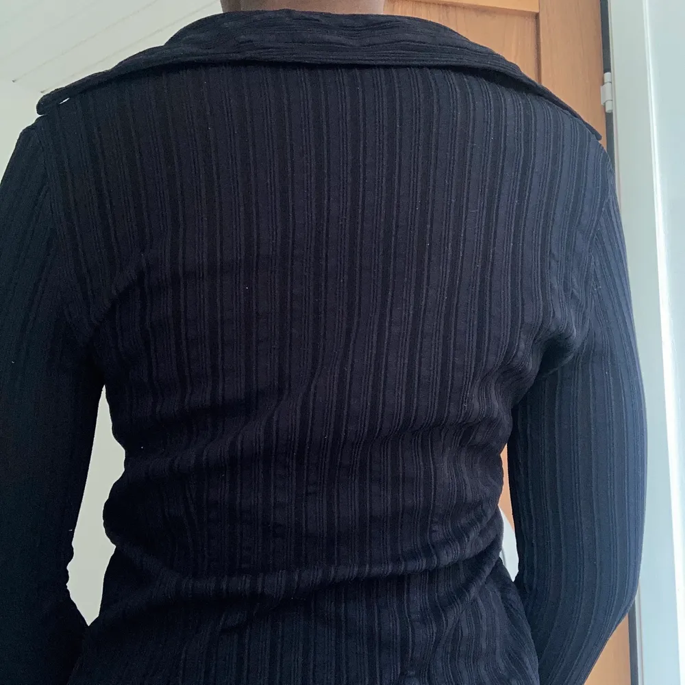 Finaste blusen med flare sleeves | Fint skick (säljer då jag tyvärr inte använder den längre) | Köpare står för frakt ❣️. Blusar.