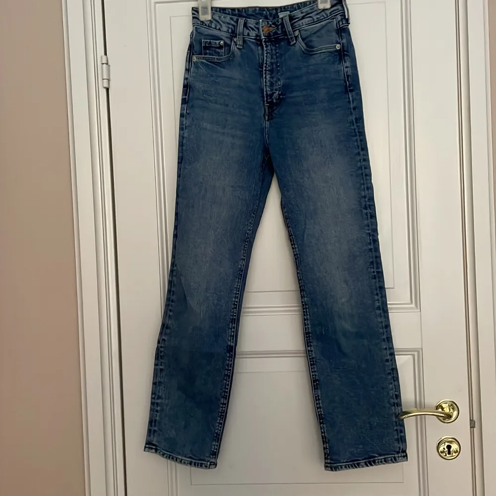 Fina Stockholmsstil jeans, de hör fina jeansen kommer inte längre till användning och är i jättebra skick har bara använt jeansen 5 gånger, kan skicka fler bilder på jeansen . Jeans & Byxor.