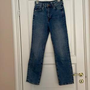 Fina Stockholmsstil jeans, de hör fina jeansen kommer inte längre till användning och är i jättebra skick har bara använt jeansen 5 gånger, kan skicka fler bilder på jeansen 
