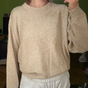 beige stickad tröja - Beige mjuk och behaglig stickad tröja som varit mig trogen ett bra tag!! Kvaliten är fortfarande på topp. 