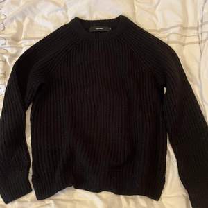 Säljer denna stickade tröjan från veromoda då den har blivit för liten för mig, den är i gott skick och en väldigt bra basic tröja att ha i garderoben⭐️ Den är i stl Xs. Pris går att diskutera och köparen står för frakten!❣️