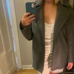 Kappor - Säljer dessa fina kappor. Finns fler bilder så hör av er om ni är intresserade. Första (svarta) ❗️SÅLD❗️, Andra (marinblåa)❗️SÅLD❗️,Tredje (gråa) ❕KVAR❕storlek 36 från Zara: 250kr. <3 