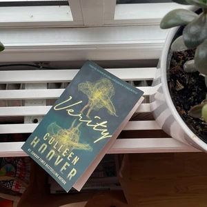 Colleen Hoover - En av Colleen Hoovers absoluta bästsäljare ”Verity” skriven på originalspråk engelska köpt för en vecka sedan från adlibris. Känns så tråkigt att bara låta böckerna damma efter man läst dom så denna finns att köpa för då 99 kr inklusive frakt (läs nedan)