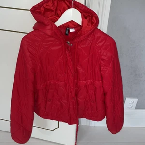 Jacka  - Säljer denna röda jackan som är i bra skick. Den är köpt från HM och är i storlek XS. Frakten är spårbar och kostar 39kr💗