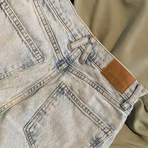 Hej! Säljer nu mina populära ljus jeans färgade mom jeans köpta från Gina tricot för omkring ett halvår sedan! Köptes för 400-500 kronor och säljer här för endast 70kr! Nyskick, storlek 32! Hör jätte gärna av er vid frågor eller fler bilder. 