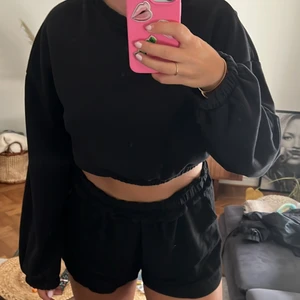 Svart croppad tröja  - En svart croppad tröja med mudd nedtill och i ärmarna. Från Nelly, slutsåld! ⭐️ Strl M. Använd men fint skick 🖤