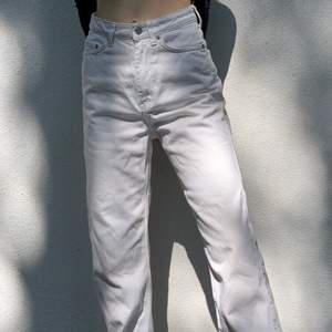 Säljer dessa raka, vita jeans från weekday. De är i bra skick med ett fåtal små fläckar. Skriv vid frågor eller intresse!❤️