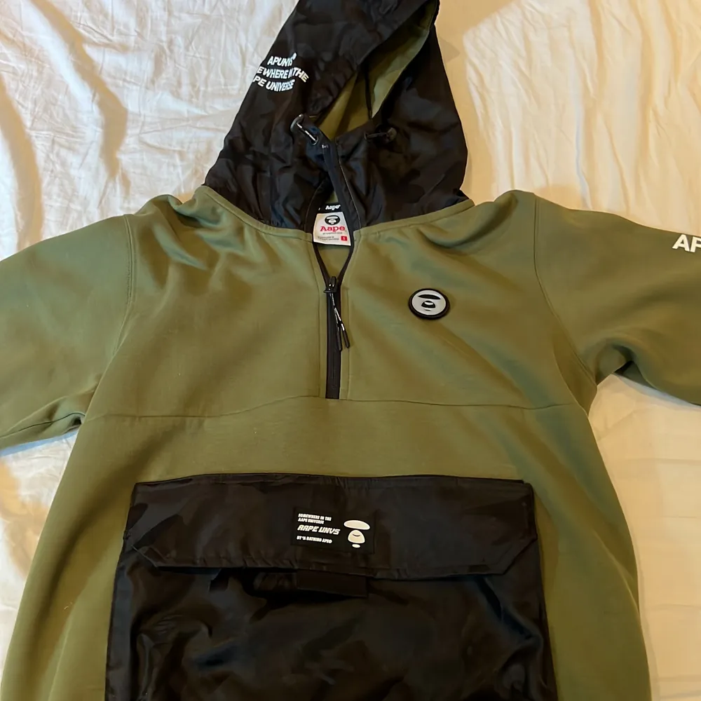 Säljer en olivgrön Aape hoodie som aldrig är använd  Ny pris: 2500kr. Hoodies.