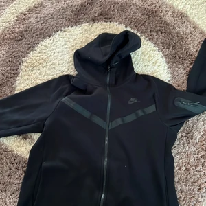 Nike tech svart - Nike tech svart fick den som present I december vill sälja i bra skick har använts 4 gånger i bra skick 