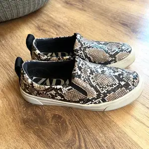 Sneakers från Zara i ormskinns motiv storlek 37. Väl använda men ändå i gott skick.