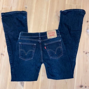 Levis jeans - Sjukt snygga Levis jeans! Säljer då de inte kommer till användning💕De är mörkblåa och bootcut! Skriv för bilder när de sitter på💗Storlek w27 l32, 200kr+frakt💕💕Tryck inte på köp nu!!!!!