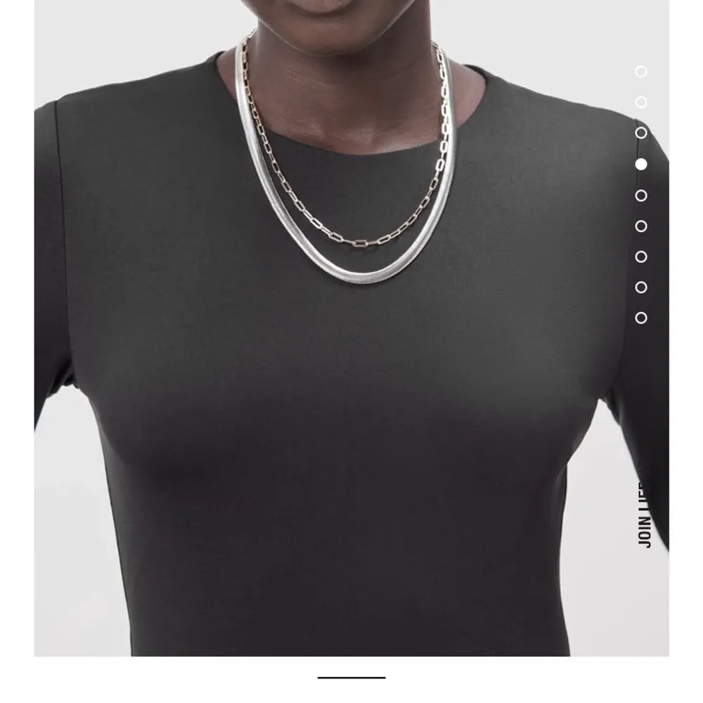 Säljer denna svarta långärmade bodyn från Zara. Funkar verkligen till allt och ät ett perfekt vardagsplagg 🤩. Tröjor & Koftor.