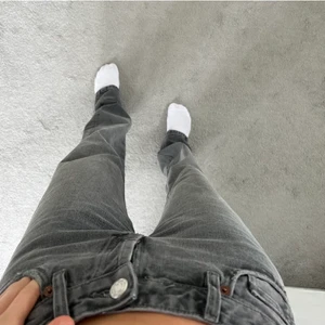 Grå jeans - Grå jeans, low waist (lägger upp igen då det blev något fel vid förra annonsens) budet ligger nu på 340kr+frakt!