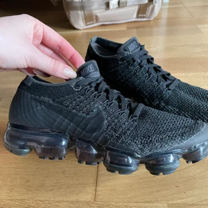 Nike vapormax  - Använda vid 2 tillfällen inomhus, Nypris 2000+kr Storlek 38 Skickar med spårbart paket!!