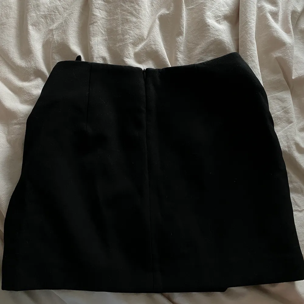 Svart omlott kjol från zara som är rejäl och i ett tjockare tyg så passar perfekt nu till hösten💗var tyvärr för liten för mig så jag har ingen bild på💓. Kjolar.