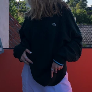 Lacoste tröja  - Säljare denna fina tröja från Lacoste perfekt nu inför hösten🍁 Om ni har frågor eller vill ha flera bilder bara fråga!💗 köpt secondhand 