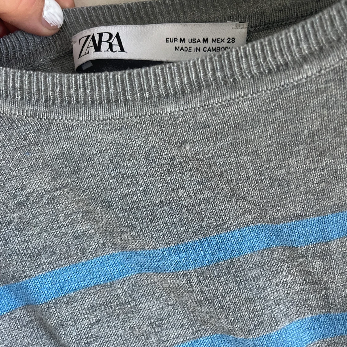  Jättefin tröja har däremot en fett fläck på sig som däremot inte syns i vanliga fall  - 90