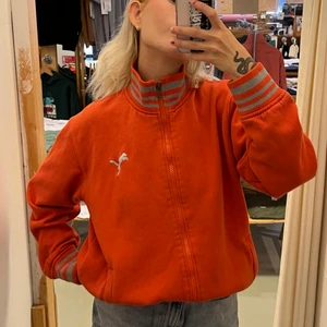 Orange Puma ziptröja!  - Jättefin orange ziptröja från Puma. Storlek XL men skulle säga att den är mer som M. Jag har i vanliga fall S/M eller 38 o på mig sitter den lite oversize. 