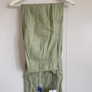Gröna linnebyxor - Säljer dessa oanvända linnebyxor från NAKD. Det är mycket ljusare i verkligheten! 