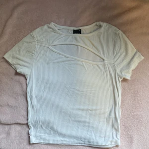 Vit tröja i strl s - Vit tröja köpt från Gina tricot för 149kr. Använt den 2-4 gånger. Storlek s. Väldigt fin, lite genomskinlig men syns inte långt ifrån, kan annars använda en vit bh så syns det inte alls.