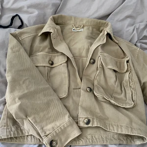 Beige jeans jacka - Säljer nu min beiga jeansjacka från Gina! Den är använd endast 1 gång och är i väldigt gott skick. 