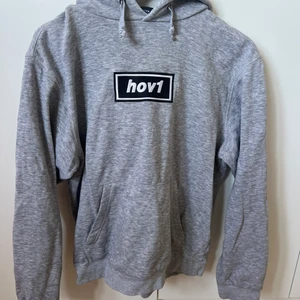 Hov1 merch - Hov1 merch hoodie! Storlek M. 250kr+frakt Använd fåtal gånger. Den är i bra skick!