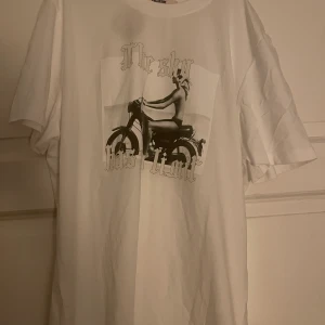 Snygg zadig voltare T-shirt -  Sadik Walter t-shirt det är bra skick. Aldrig använda ❤️❤️❤️