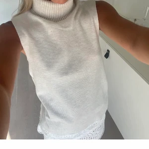 Zara tröja med kraga - Säljer min beiga tröja med krage från zara. Använt fåtal gånger. 