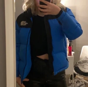 Blå the north face jacka  - Hej, säljer denna jacka så jag inte längre använder den❤️ köpte den här på plick den är i bra skick förutom att de är ett hål på armen man sytt igen ( kom privat för bild på de)❤️ , L i junior/ Xs/s dam