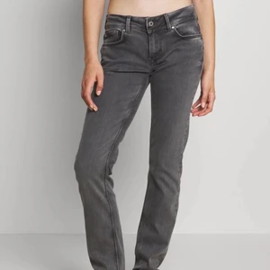 Lågmidjade jeans - Säljer dessa gråa jeans från pepe jeans eftersom de ej används. De är straight och Lågmidjade, stl xs. Nypris 950kr. Köpare står för frakt!