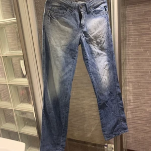 Raka lågmidjade jeans - Skit snygga lågmidjade jeans från espri! Min mammas Gammla från 90/00 talet. Har lite diamanter på fickorna där bak och på knappen💞 har en liten akryl fläck på baksidan (se bild 3) men det går säkert bort på något sätt! Tryck inte på köp! Kontakta mig!!💞💞