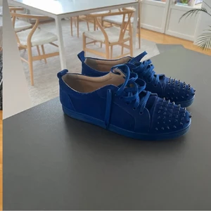 Christian Louboutin  - Tjena intressekoll på mina loubs. Är öppen för potentiella byten också!   Storlek 46/47 skulle nog kunna passa 45 också! Riktigt snygga skor i väldigt bra skick, har kvitto också!