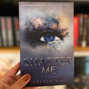 Första boken ur den populära bok-serien ”Shatter me” av Tahereh Mafi🥰 Boken är på engelska, i nyskick, och säljs pga. behöver plats i bokhyllan 📚 