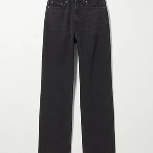 Weekday jeans - Weekday jeans svarta i modell Rowe (hög midja straight fit). Strl 28/32 vilket är för litet på mig nu därav ingen bild. Väldigt bra skick dock nästan som nya pga lite användning.  