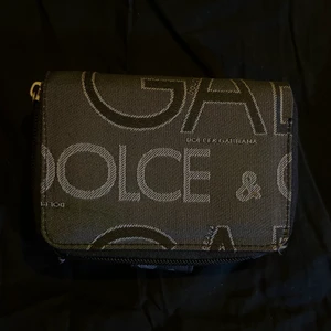 D&G plånbok - D&G plånbok köpt secondhand i bra skick för 160, säljs för 95kr, självklart står köparen för frakt.