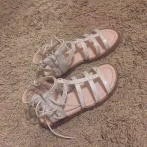 Sommar sandal för barn - Helt nya från Turkiet. Oanvända endast testade inomhus. Skorna har både dragkedja och snörre.