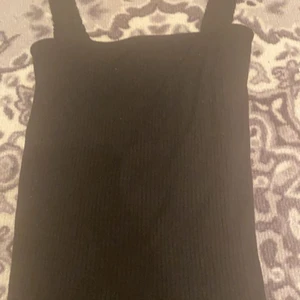 Svart linne  - Detta linne är i storlek M, den sitter bra! Använt bara 2 gånger men tycker att andra kan behöva den mer än jag! Köpt för 80kr säljer för 50kr