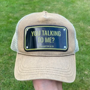 John Hatter & Co ” You Talking To Me?” - John Hatter keps med texten ”You Talking To Me?”. Kepsen är i använt / okej skick. Den är rengord och fräsch. Däremot finns det en viss solblekning då den användes under sommaren. Lite få märken av slitage finns. 