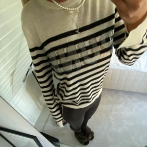 Kashmirtröja från zadig&voltaire - Tröja från Zadig&Voltaire i 100% Kashmir med trycket ”Punk”. Knappt använd!🍁🤗 KÖP EJ DIREKT HAR PROBLEM MED BANK ID OCH KAN EJ FRAKTA 