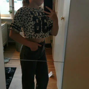 Hm croppad t-shirt storlek 134-140 8-10år! - Ganska bra använd men är i ganska  bra skick 👍🏻