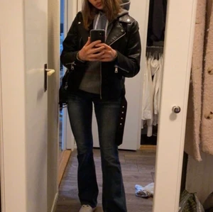 Skinnjacka stradivarius - Säljer min skinnjacka i fakeskinn från stradivarius, inköpt i höstas och kommer inte till användning längre. 💓