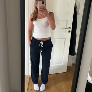 linnebyxor - säljer dessa superfina marinblåa lillebyxor i storlek Xs🫶🏼