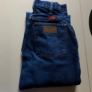 Wrangler jeans - Jeans från wrangler i bra skick. De är insydda i midjan (inte av mig) och skulle därför tippa på att de är strl XS men för långa för mig som är ca 158.